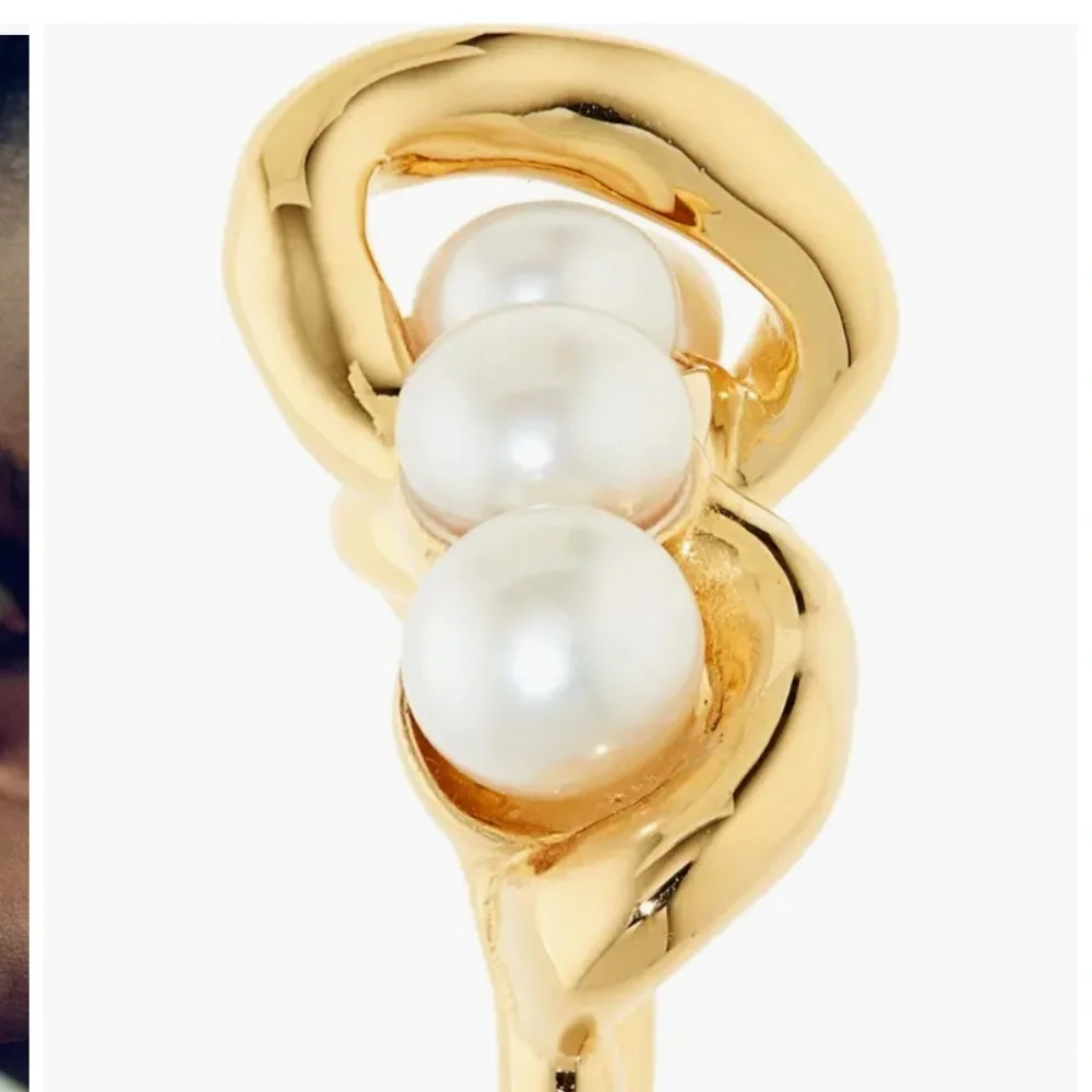 Missoma Elegant Gold Pearl Ring - Picture 4 of 10